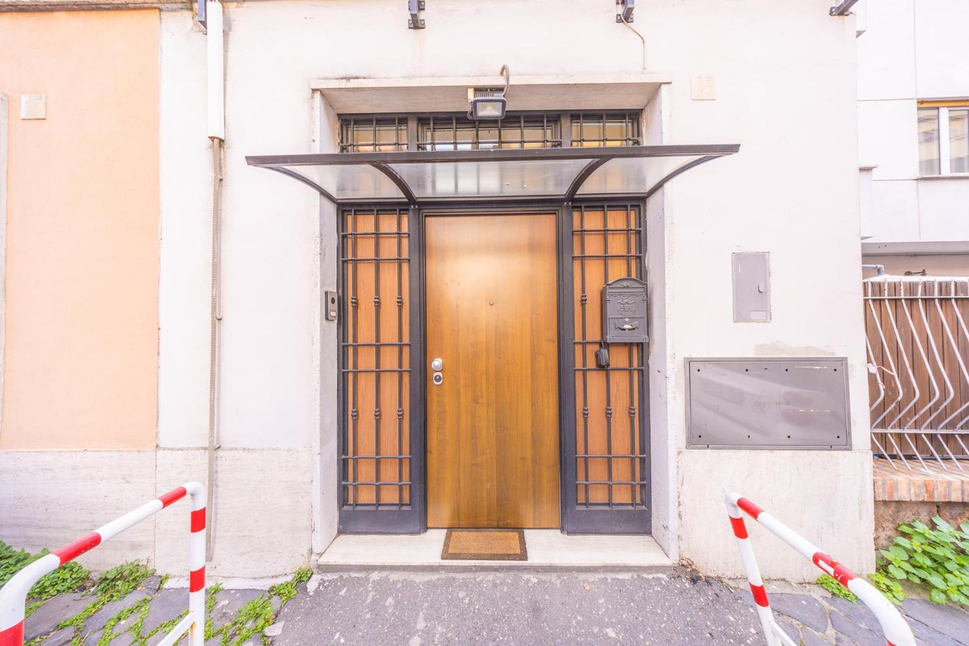 Bilocale Indipendente Con Terrazzo Esclusivo A Due Passi Dalla Metro Di Apartamento